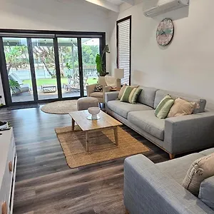 https://coorum24-modern-mooloolaba-canal-home.queenslandhotels.net